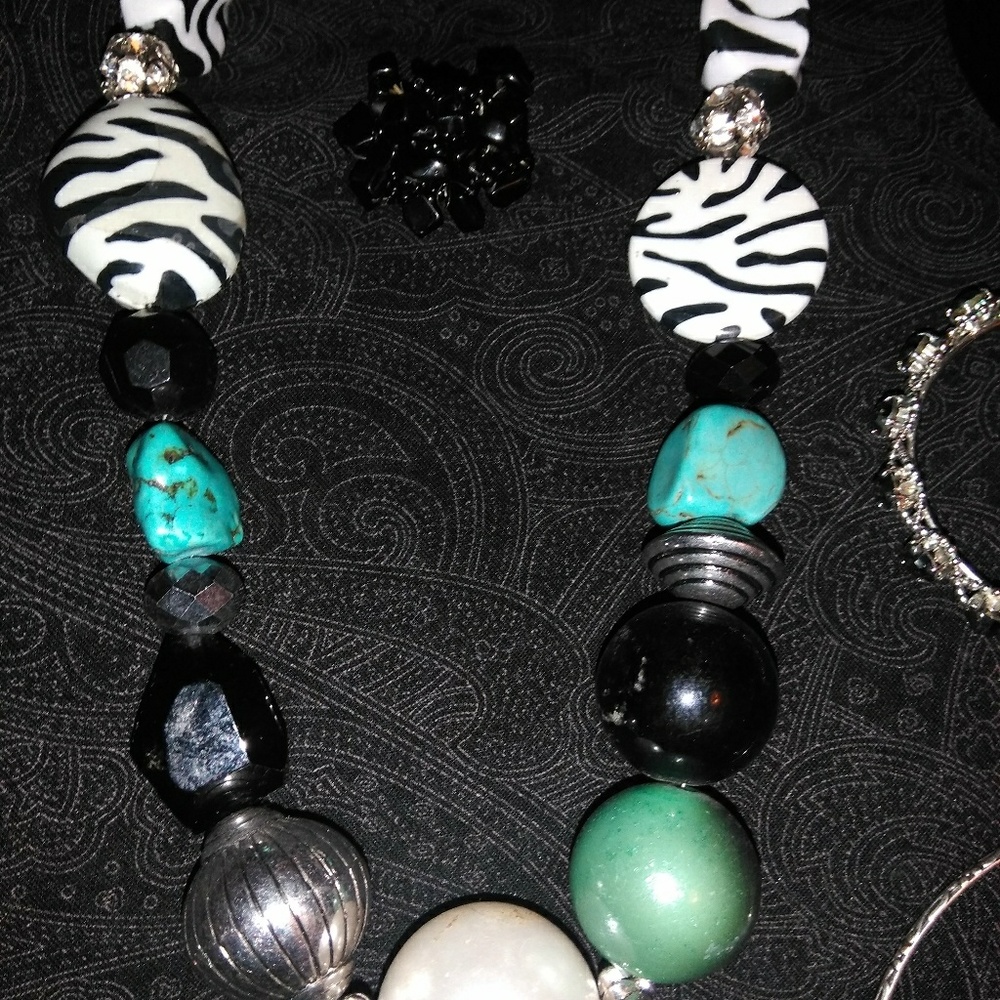 Beautiful Beaded Necklace Set - Picture 4 of 4